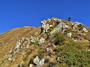 39 All'inizio della cresta sud-est alcuni passaggi impegnativi da salire con uso delle mani